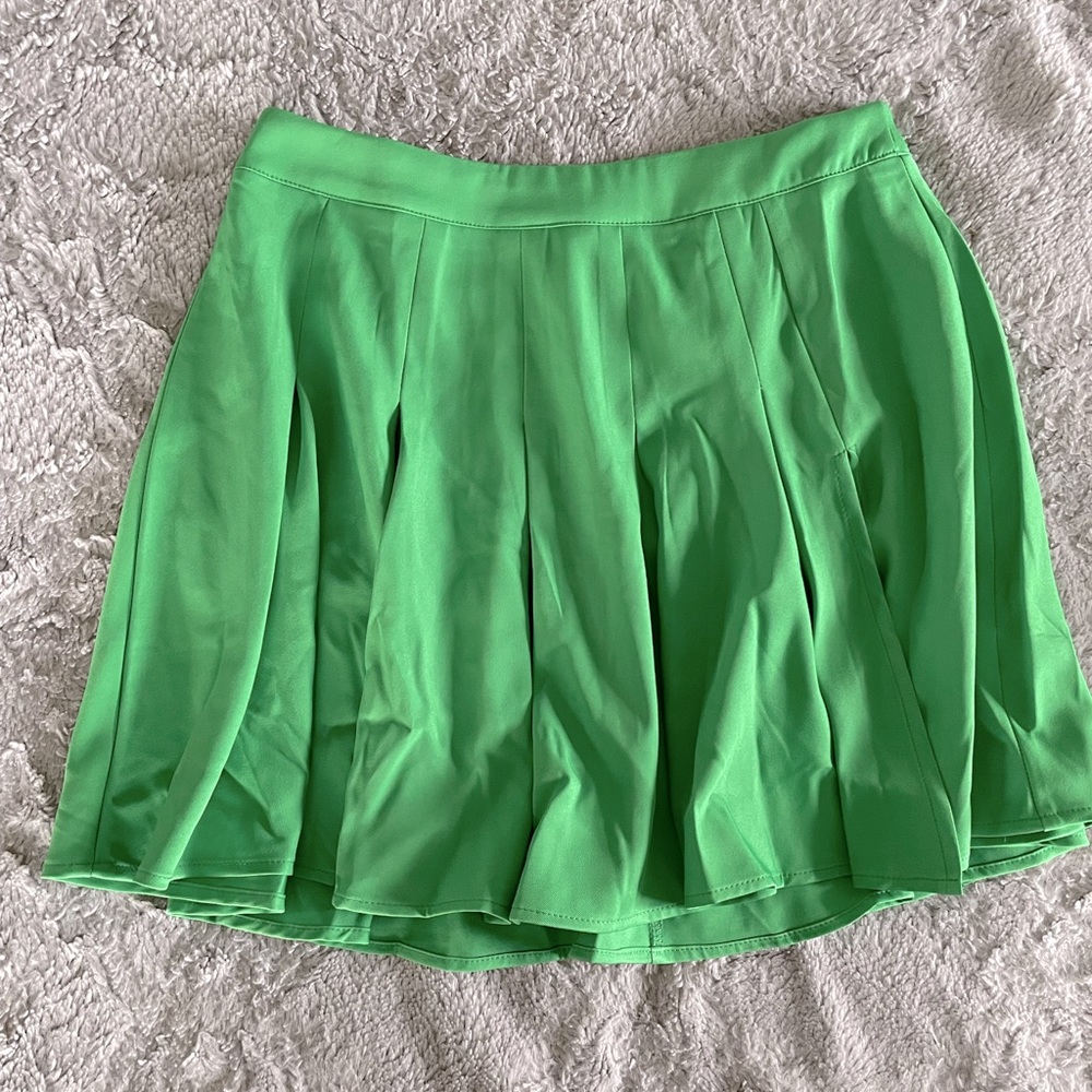 Brand new FashionNova pleated green skirt